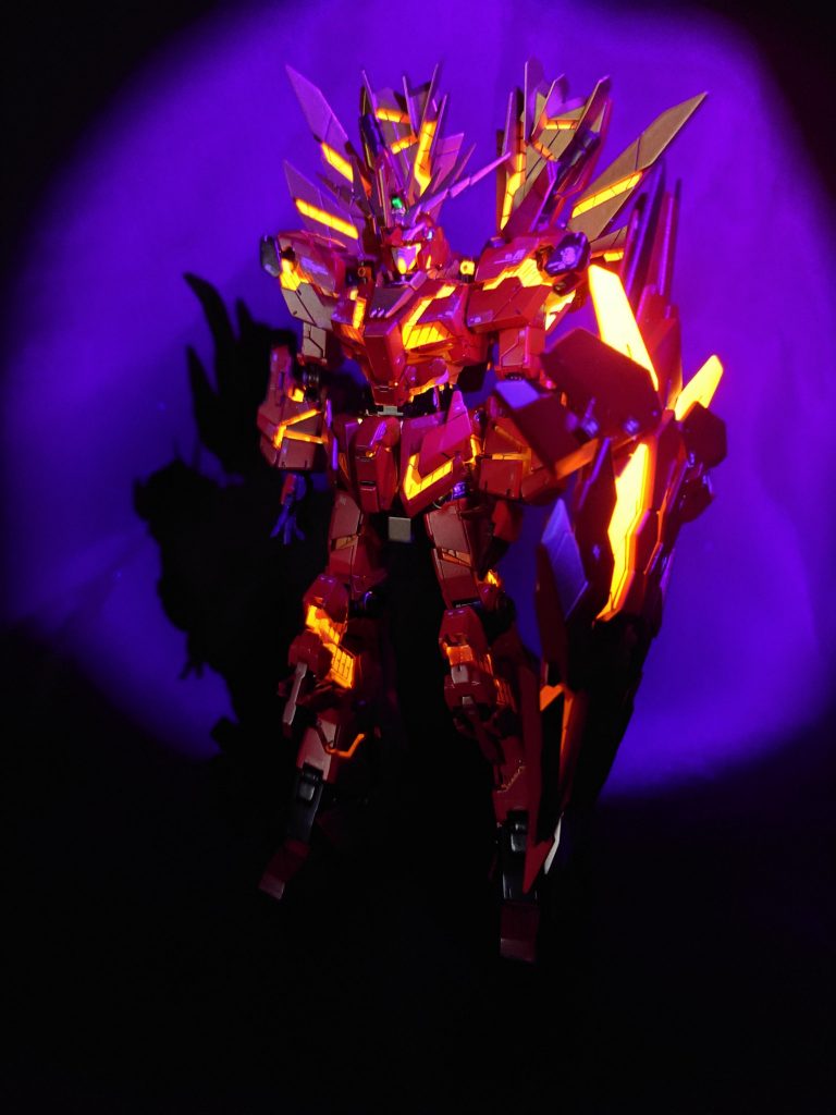 制作後記　２覚醒モードのブラックライト照射写真蛍光塗料の塗装って本当難しいですね。最初は薄め割合を間違えて、まぁ、薄いのなんのって……簡易組して、内部フレームが表に出るところを確認したはずなのに、チェックし忘れがあったり蛍光塗料にしないほうがあったりと、まぁ、当分内部フレームありのは遠慮したいです。