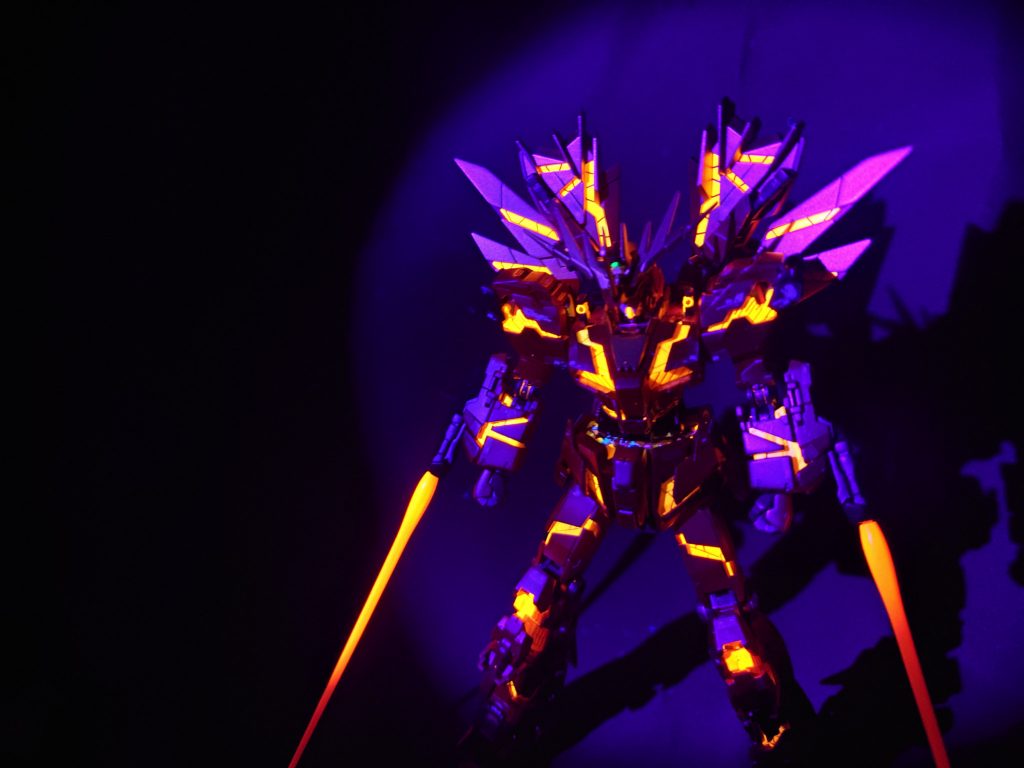 心のかたち　人のかたち通常兵器を使いきり絶体絶命に陥った、その時……不思議なことが起こった……生への渇望、己がプライド、パイロットのありとあらゆる感情をトリガーにサイコフレームが覚醒……ガンダムが真の姿を現した！！ 