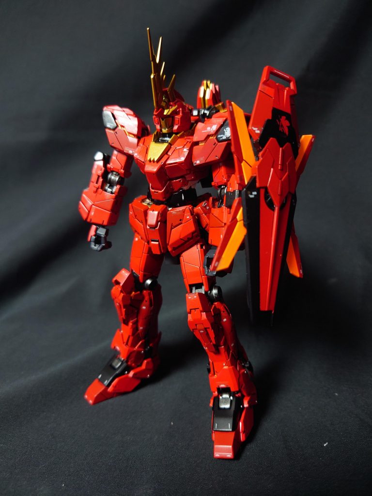 ユニコーンモード　正面立像素組みです。ほとんど手を加えていません。RGなので、スジボリの追加もないですし、脚部、他に1mm、0.5mmの穴をあけて、メタルボールを数個入れたぐらいです。一色だとぬっぺりしそうだったので、赤部分は二色使って塗装しています。 