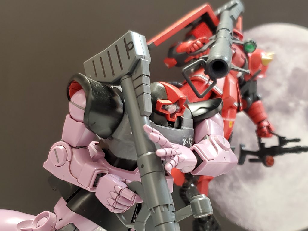 ジョニー・ライデン小隊の一翼を担っていたエマァ・ダイス少尉❗ライデン少佐がエース部隊キマイラに召集されてすぐ、エマァ・ダイス少尉も第7師団０中隊突撃機動部隊『Fairy Heart』に召集された✨この部隊は女性エースパイロットのみで構成❗隊長にはカリフォルニアベース陥落時に撤退した『キラーハーピー』の異名を持つキリー・ギャレット少佐が着任しており、彼女がダイス少尉の戦歴を評価して招いたのだった🎵