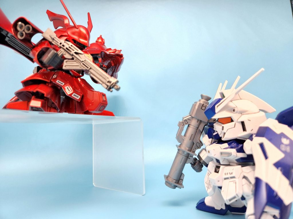 せっかくなのでナイチンゲールとも。写真ではコンパクトに収まってますが高さが同じになるとお互いの肩と羽でケンカしだします。