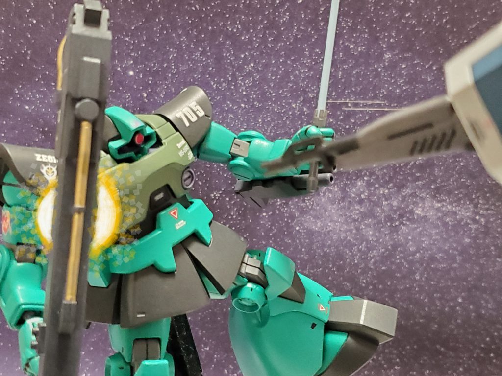 近接からの離れ際にビーム・ショットガンを喰らい右腕を失うリック・ドム😱💦