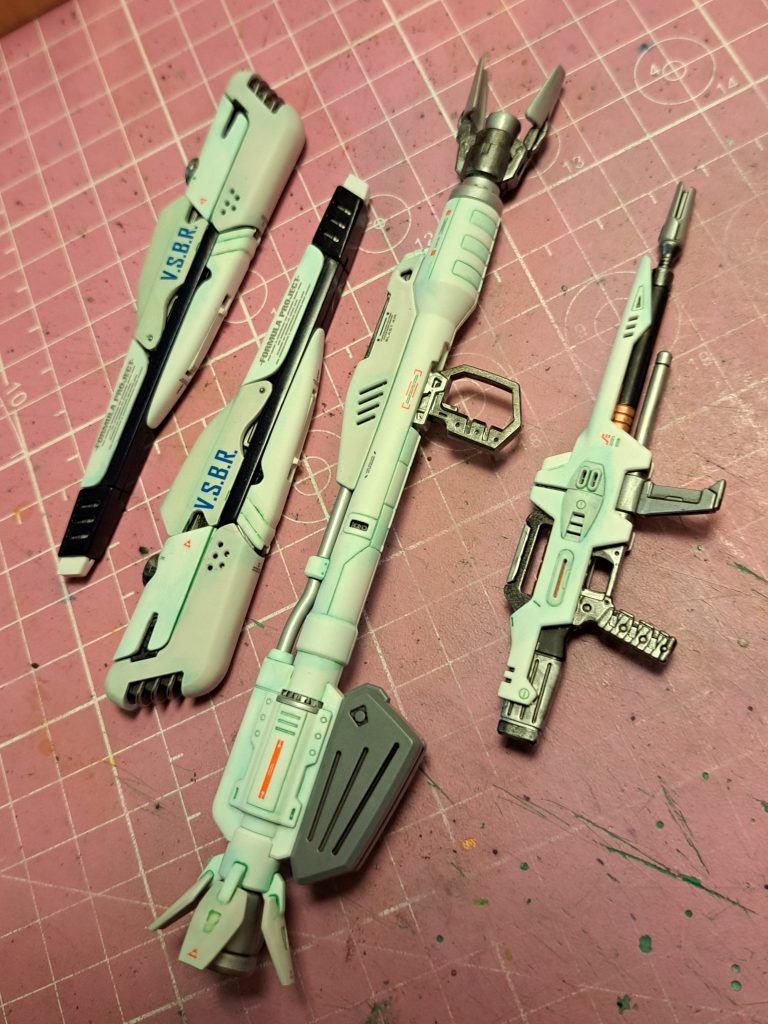 武器類も本体同様の仕上げ。ヴェスバーの装甲は分割して曲線的に加工しました。