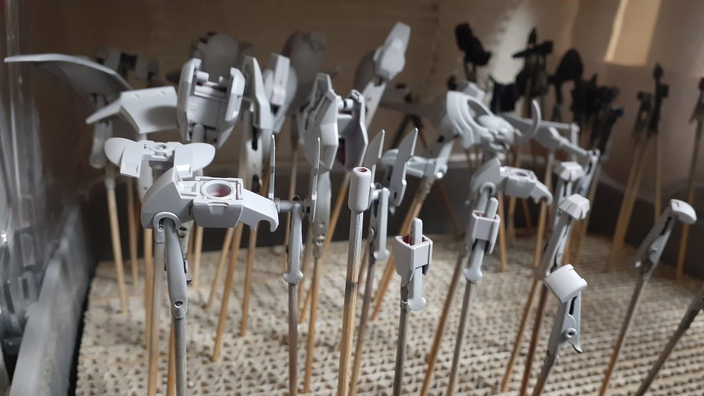 赤い成型色を白にするのでしっかりとサフしました