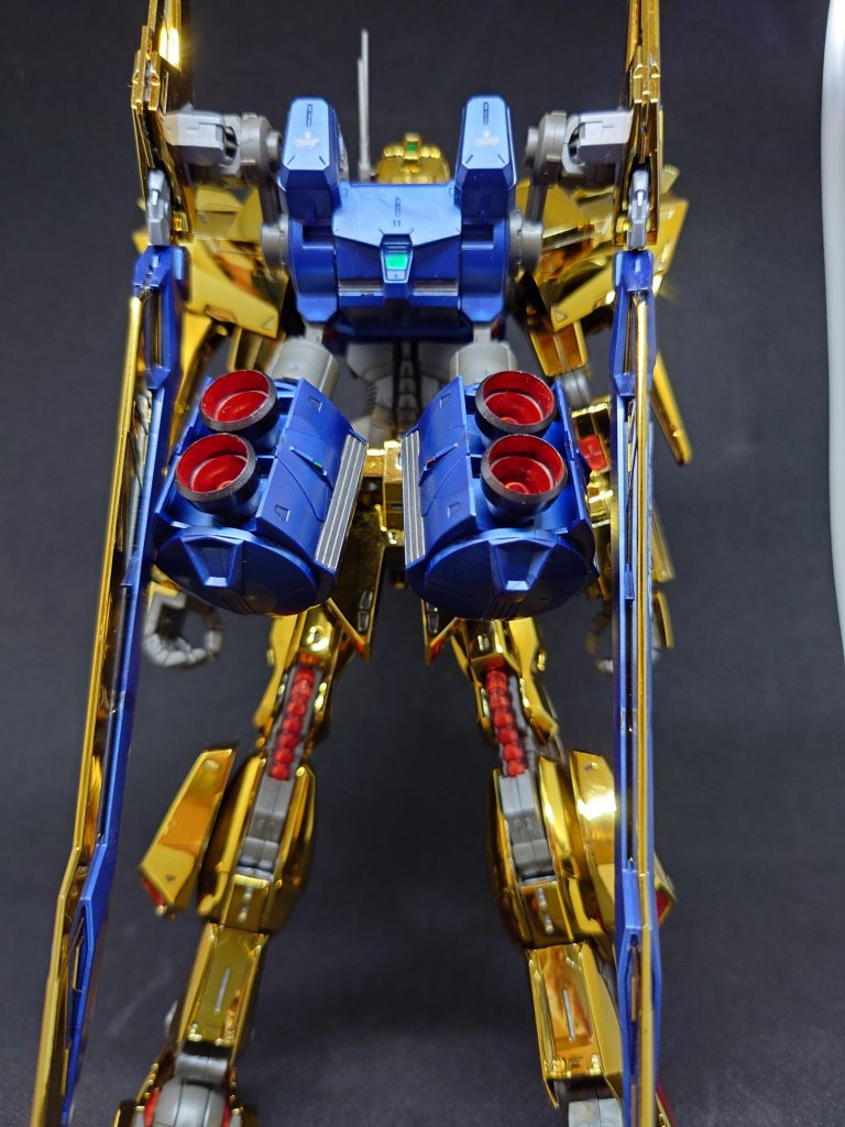 男が慣れた手付きでMS起動させた。キュイン、という独特の甲高いメインエンジンの起動音が懐かしい。 「形は以前と同じだが…、なんという数値か。アクシズを押し返せるな」