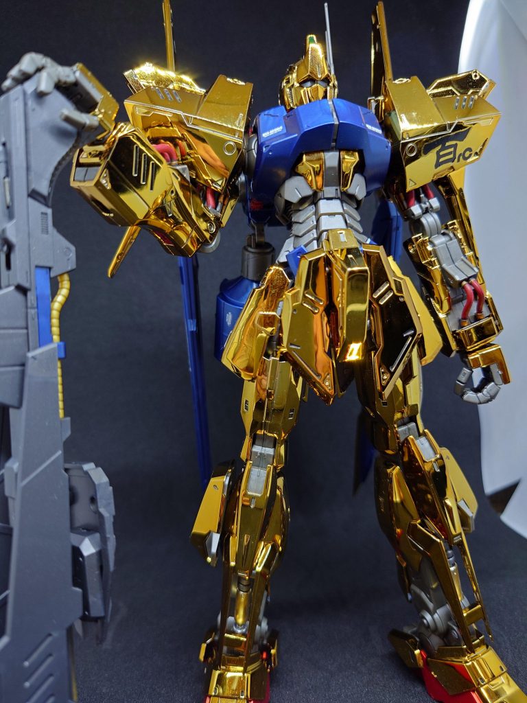 「MS4機と戦艦1隻」現状の戦力を女は事も無げに言い放った。しかも、パイロットはまだ揃っていないらしい。うち、1人は面識があるらしい話であったが、詳しくは聞いていない。今はそれより、自身の新しいMSに思考の全てを奪われていた。パワーゲイン、反応速度、どれを取っても限界が見えない。「見せてもらおうか、新しい百式の性能とやらを」誰に言うでもなく、男が呟いた。男は予感していた。不本意ながらも、再び戦場に立つことを。そして、男と百式は金色の彗星となり、再び宇宙を駆け巡る。