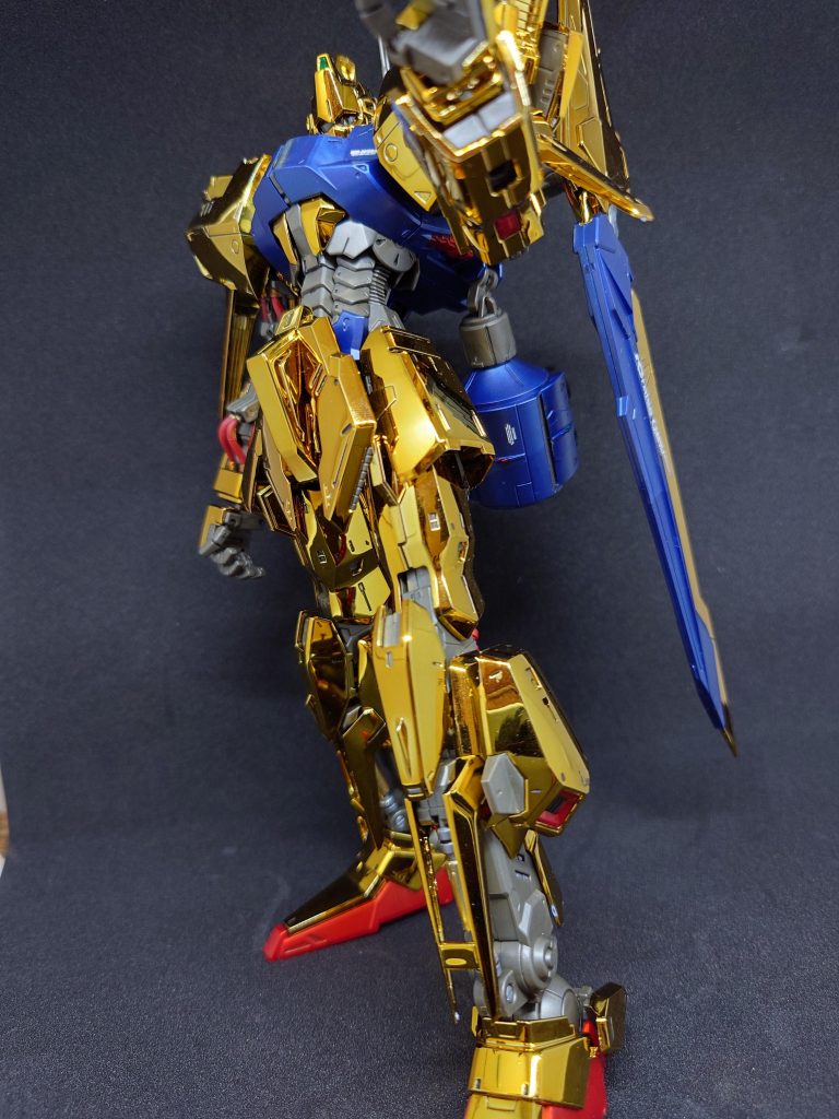 見事に修復された機体を見て男が呟く。「足が…」かつて、MSの性能差を、自身の技術で埋めつつ交戦していた戦いで、最後は無惨な姿にさせてしまった機体だ。それが、ここまで見事に復元されている。その呟きが聞こえたのか、フロントアーマーの当りで作業をしていた整備員が男に声をかける「MSの足は飾りじゃないです、浪漫ですよ、ロマン」聞いたことのある声だった。「君も生きていたのか」足なんて飾りです、当時そう言いきった青年は、相変わらず屈託のない顔で笑う。