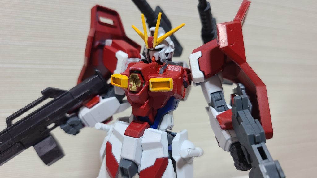 バストアップ胸部にはハイメガキャノンを装備しており、隠し武器兼対実弾防御特化機体に対応できるようにしていますこちらはインパルスアルクの胴体をベースに、ビルダーズパーツ核種を切り貼りしたのち、リペイントしました。