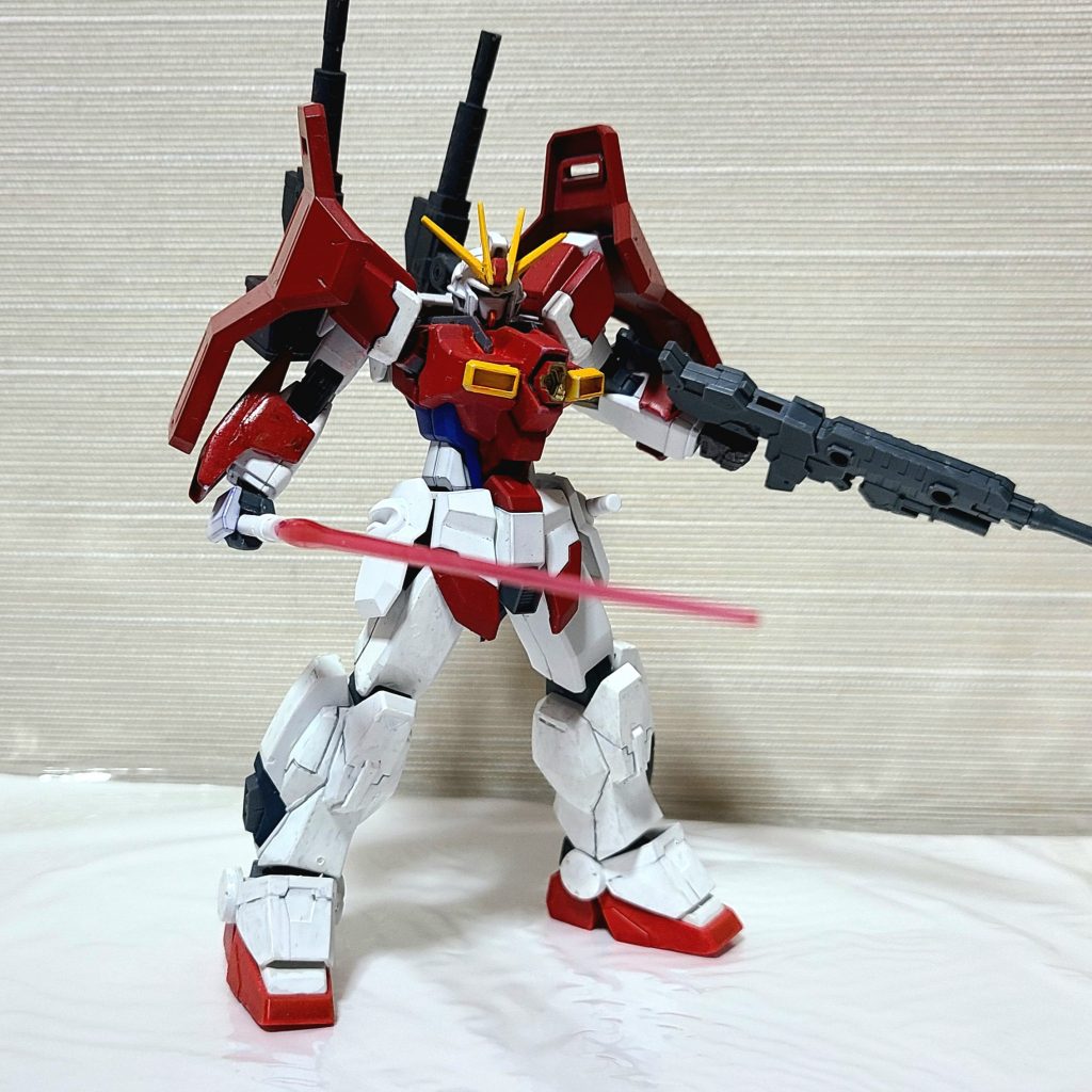 ビームサーベルを構えて近接格闘武器もしれっと装備しています。こちらはスターバーニングガンダムのビームサーベルを流用しました。