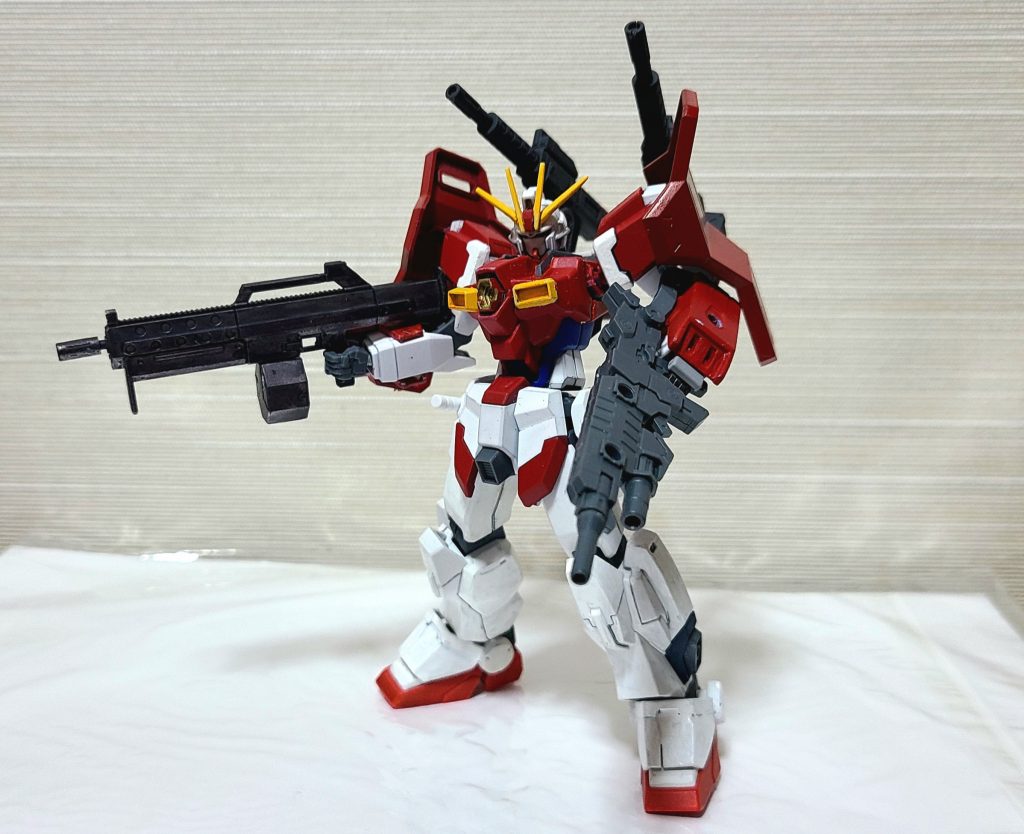 武装を構えての一枚武装はそれぞれ右手兵装→境界戦機ウェポンセットよりメイレスビャクチ用銃機関銃(一部を加工しています)左手兵装→30mmアルト用武器セットよりライフル両肩シールド→境界戦機ウェポンセットのHJの付録に付属していたメイレスビャクチ用増加装甲背部キャノン砲→同じく境界戦機ウェポンセットのHJの付録に付属していた自動榴弾砲(2セット分使っています)