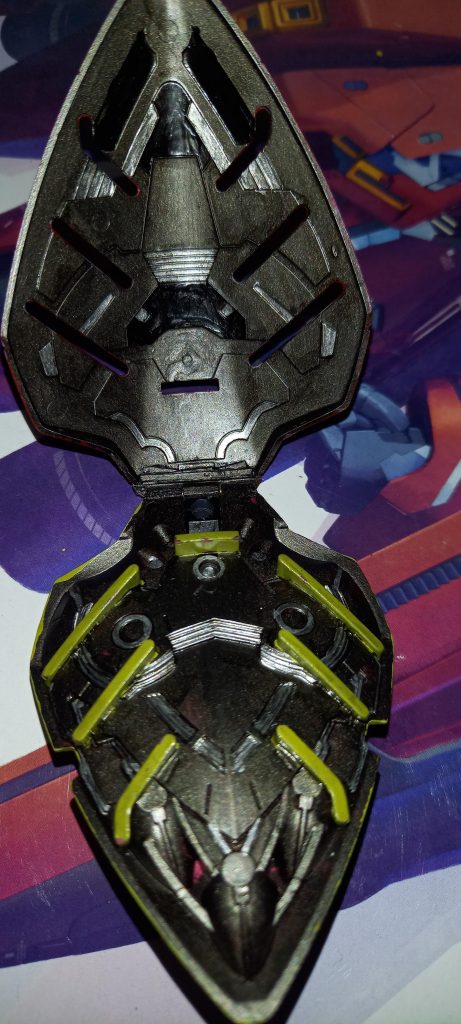 開閉式にしたファンネルコンテナの装甲裏これ隠れるのにこのディテールは勿体ない……のでメンテ風を出来るように