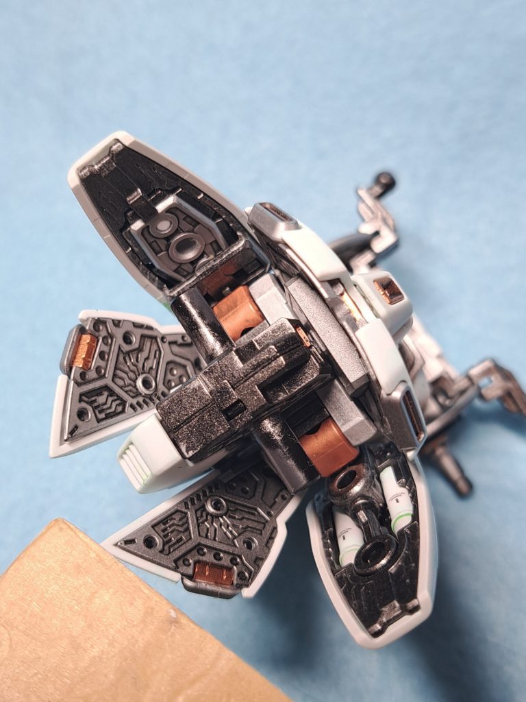 腰アーマーの裏側。これでキット純正なんですから恐れ入ります。