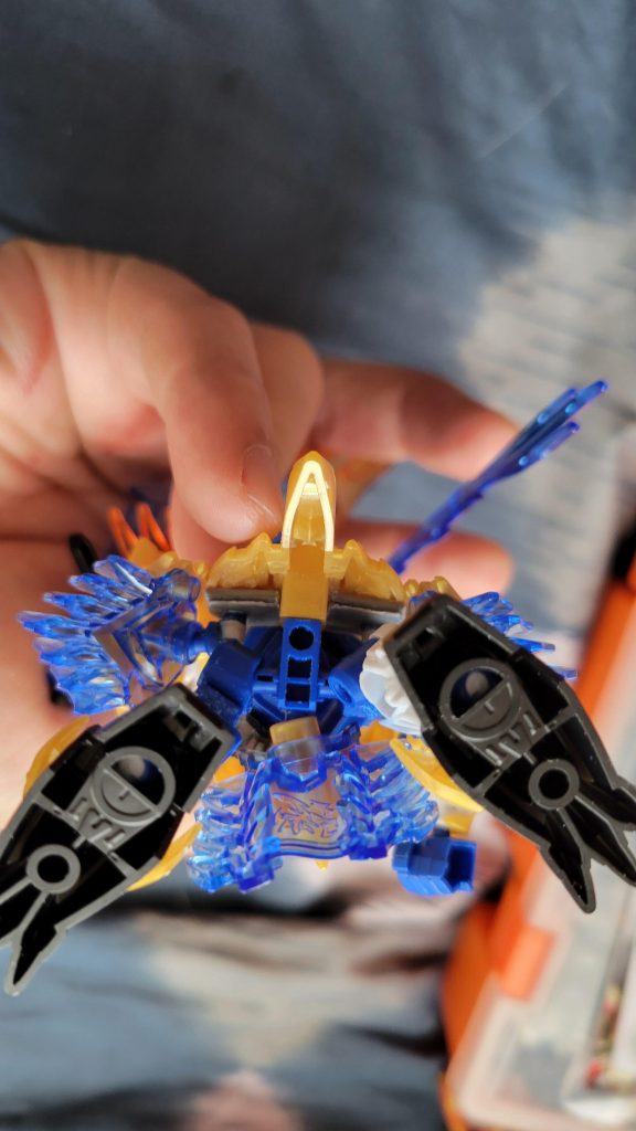 再重新調整後下半身活動性大大增加，令到半踎動作不在受到左右裙格限制。