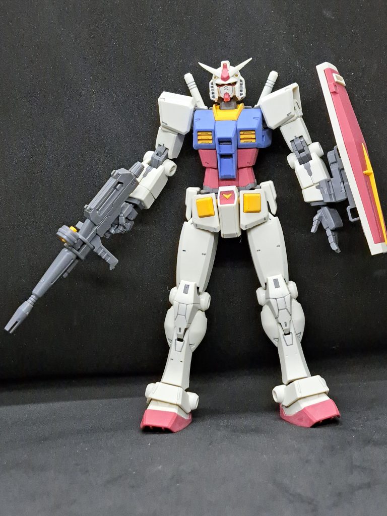 ビームライフルを携えた、おなじみのポーズ。