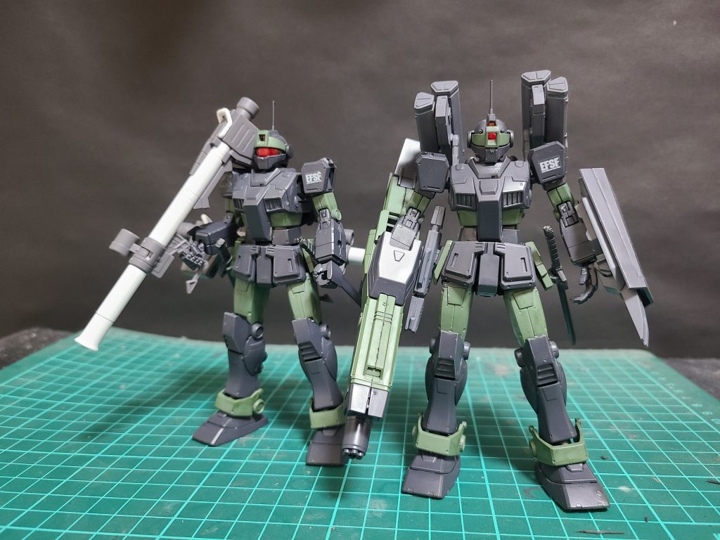 ビリジアンハウンド隊に三機配備されているジムスナイパーカスタムは部隊の中でもより優れているパイロットに配備されている。本機は二番機と三番機で、二番機には無口で無表情のハウンドβが搭乗し、三番機には好戦的で残忍な性格であり元は「ブラックドッグ隊」の隊員であったハウンドγが搭乗する。重装備でもパイロットの戦闘スタイルにあわせてカスタマイズされておりβの搭乗する二番機にはフレームランチャーとヒートダガー、肩にはミサイルランチャーを装備、γの三番機には右腕にボックスタイプビームダガー、両腰にヒートダガー、ハイパーバズーカを二丁装備している。二番機に至ってはバランスが悪くかなり低評価を受けている、一方の三番機はヒートダガーがγの戦闘スタイルと合っており好評価されている。そして隊長から許可をもらい前所属していたブラックドッグ隊のマークを肩に施している。