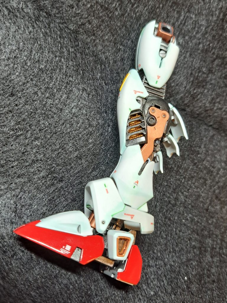 装甲分割して内部フレームを鑑賞できるようにしました。