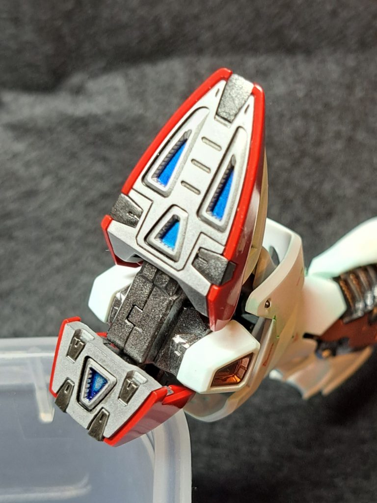 足裏はキットの分割を利用して塗り分けしています。バーニア縁のオレンジの部品はメタリックカッパーのラッカースプレーで塗装しました。