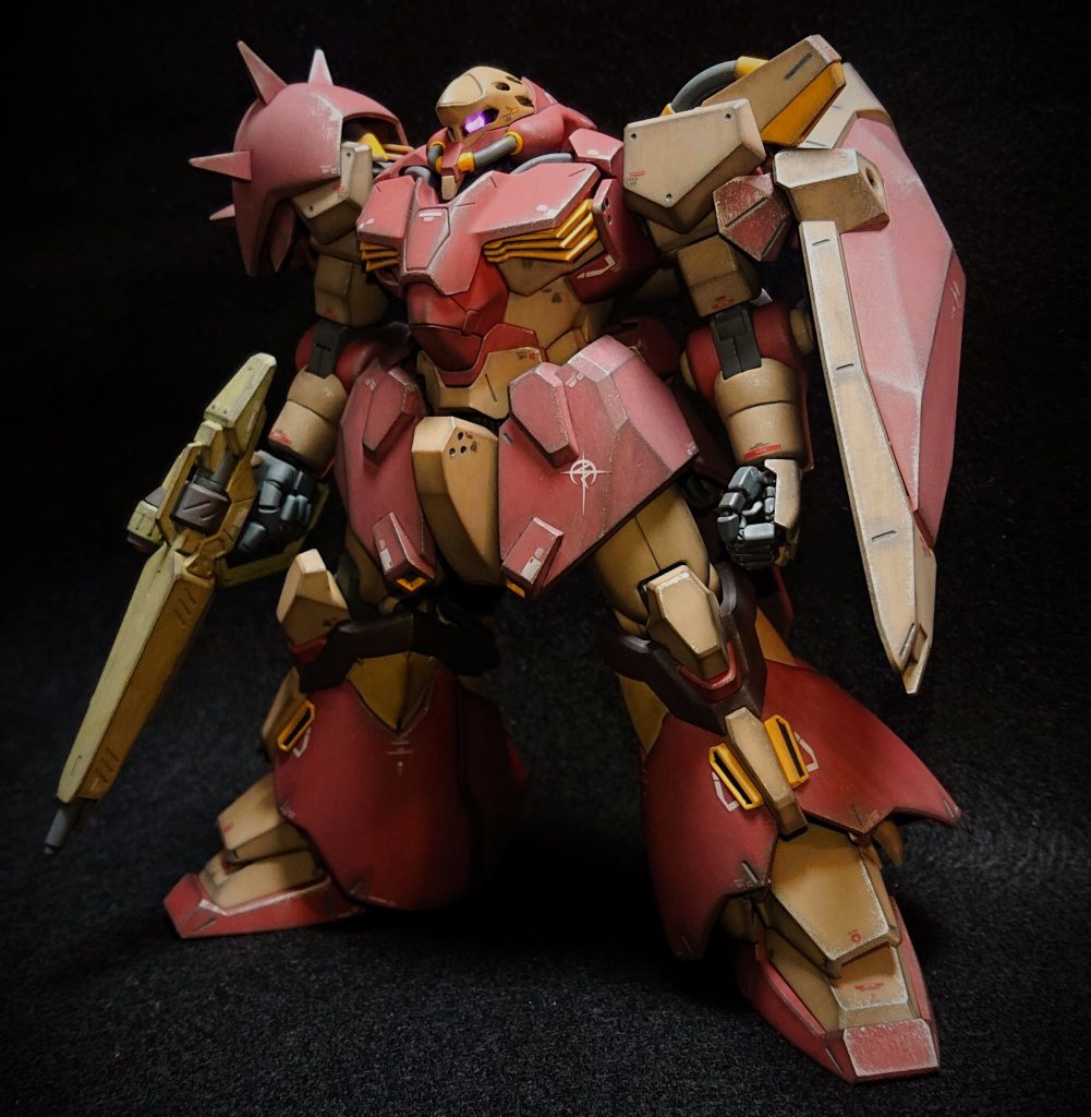 比較的最近のキットということもあり、改修が必要な部位はそれほどありませんがいくつか加工しています。頭部は合わせ目があるため、カーキのメット部分とパイプに後ハメ加工を施して接着しています。バルカン砲口も開口しました。またモノアイはクリアーパーツにして内側からLEDで発光させています。前腕は角張っていて設定画の丸みを帯びた形状と違っていたので、ギリギリまで削り、肘側の合わせ目はモールド化しました。左手はエモーショナルマニピュレータに置き換えました。大腿部の膝関節側も角張っていたので削って設定画のシルエットに寄せています。