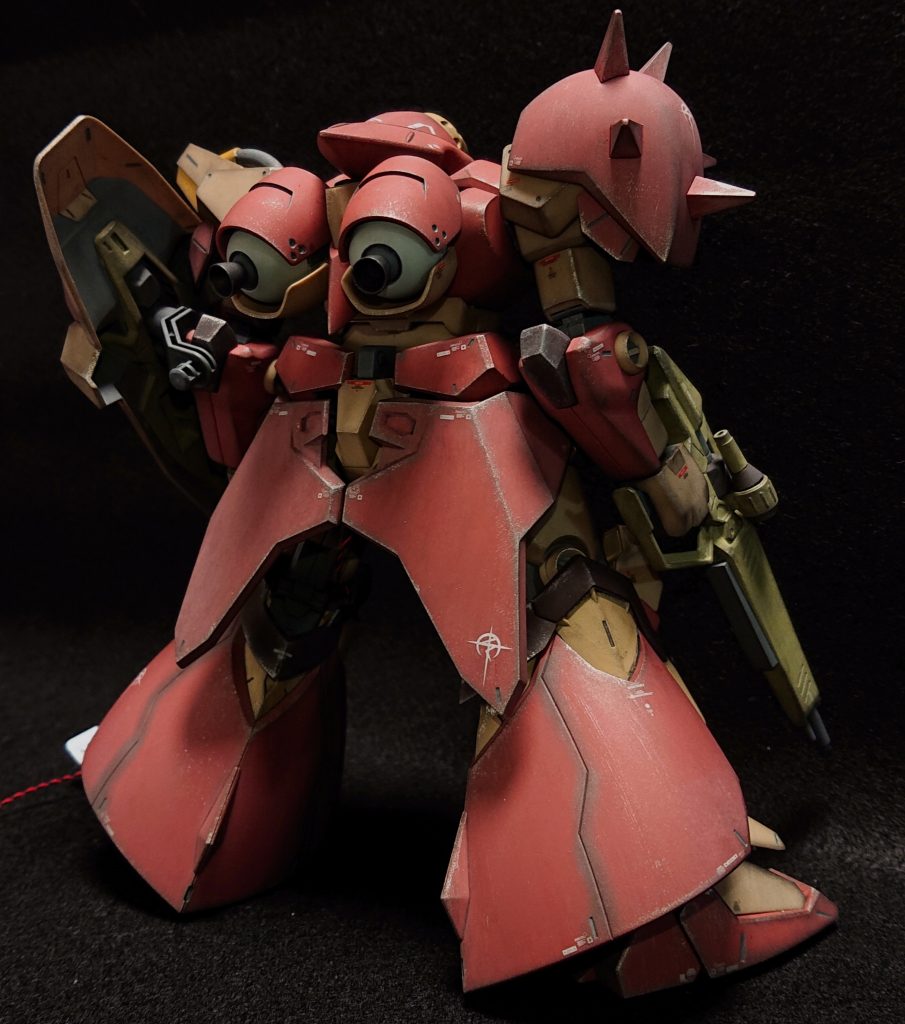 仕上げは水転写デカールの貼付後、つや消しトップコートを吹き、ウォッシングとチッピングを施しました。ウォッシングはクレオスのウェザリングカラーのマルチグレーとマルチブラック、チッピングはアクリジョンのシルバーを使用し、最後にタミヤのウェザリングマスターのガンメタルを角やモールドに塗って黒立ち上げ風にしました。