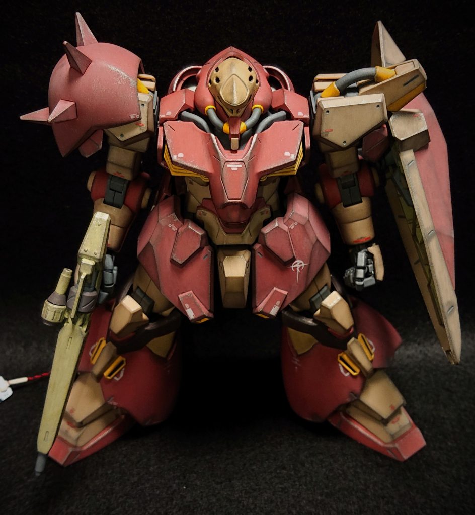 塗装は概ね、設定とおりに部分塗装を行っていますが、各スラスター内のイエローやレッドは不自然なので塗装していません。また、凹モールドをグレーで塗装してメリハリを出しています。