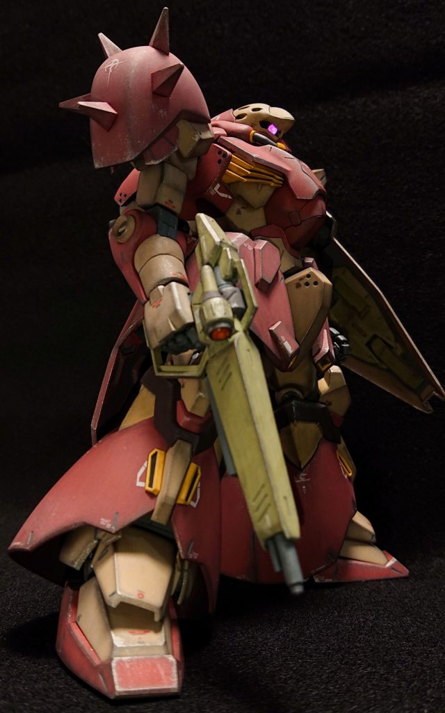 ロングビームライフルは接着して合わせ目を消し、バレル下のグレーの部位の形状が設定画と違っていたので、ランナータグを貼り付けて箱状にしました。またスコープ背面も円錐型のジャンクパーツを使って形状を設定画に寄せています。