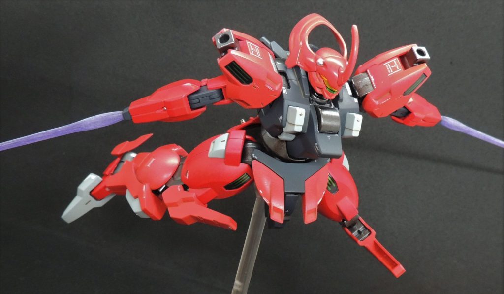 頭部のビームバルカンは、2種類の金属部品を使用しています。