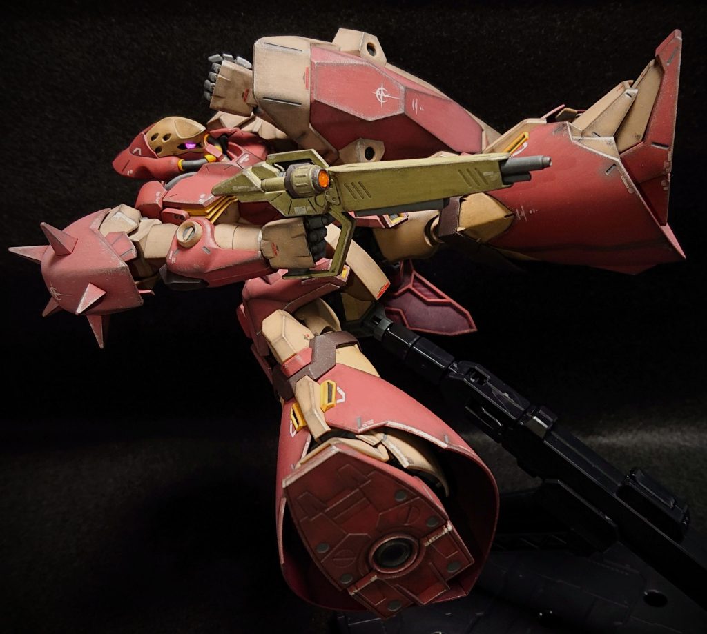 劇中の降下中の戦闘シーンの印象が強いので、空中戦のようなポーズが似合います。