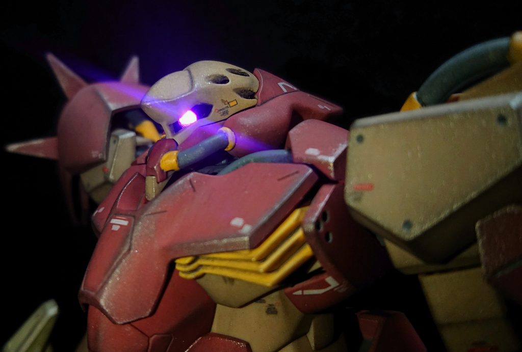 モノアイの電飾はハイキューパーツのLEDを腰のアクションベース取付パーツ付近から内側の可動軸付近を通して可動域を確保したまま発光させています。