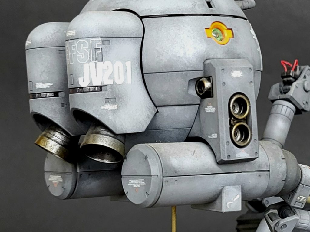 バーニヤは、ライトガンメタルを吹いた後、ブラックとブラウンの混合色でウオッシング。その後、薄いクリアオレンジを塗布。