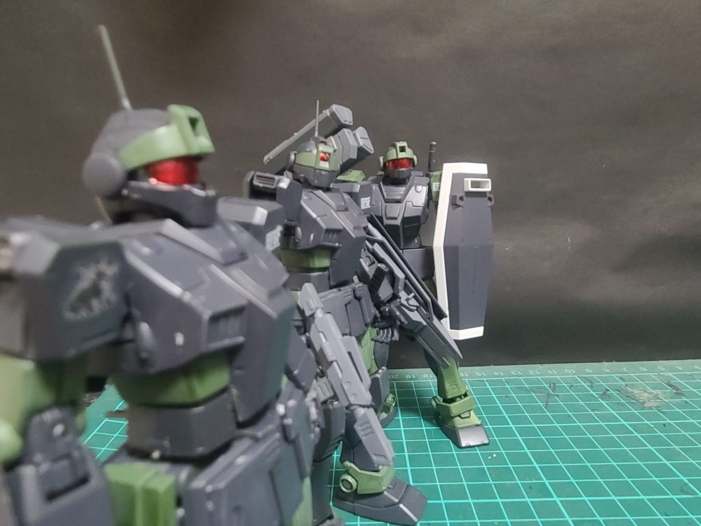 ハウンドδ「よぉγ」ハウンドβ「こっちは終わりました…数少なかったですね…」ハウンドγ「ハッハッハみぃーんなオレが食っちまったぜぇ～」ﾋﾟｨｰｻﾞｻﾞｯハウンドγ「ん？なんだ、オープンチャンネル？」ジオン兵「キサマ…「黒い犬」の部隊の人間か…」ハウンドγ「黒い犬？あぁん？」ハウンドβ「γあなたの古巣のことじゃないですか…？」ハウンドδ「黒い犬って…そのまんまだな」ハウンドγ「おー！ブラックドッグ隊の事か！ハッハー！なんだなんだアンタ、ブラックドッグ隊のこと知ってるのか！」ジオン兵「卑怯者め…」ハウンドγ「…はぁ？」