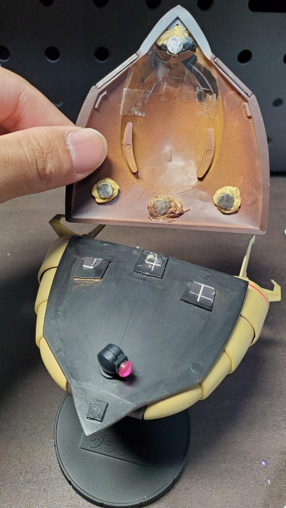 磁石でカバーを取り外ししやすいようにしています。モノアイガードはランナーが入っていた袋を切り抜いてカバー側の裏に貼っています。https://twitter.com/yossyoro_08/status/1600464136886194176?t=Fau7sz_99yyZwVf4LmPXbQ&s=19