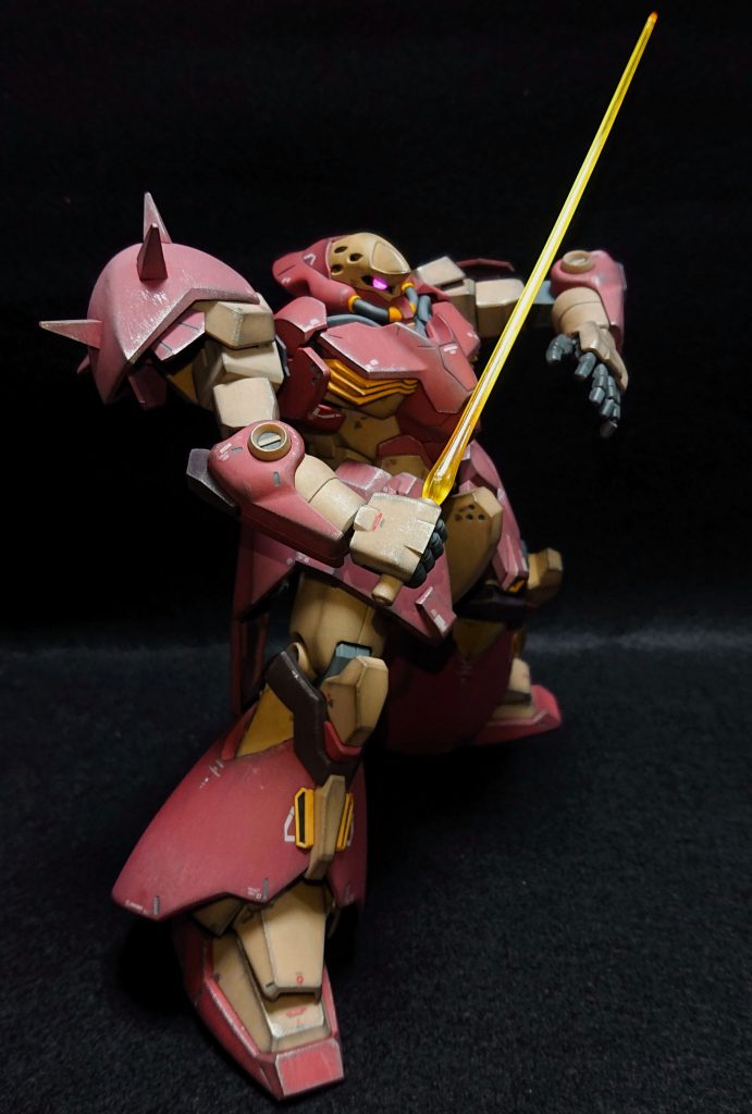 写真だとあまりわかりませんが、ビームサーベルはミライトで発光します。