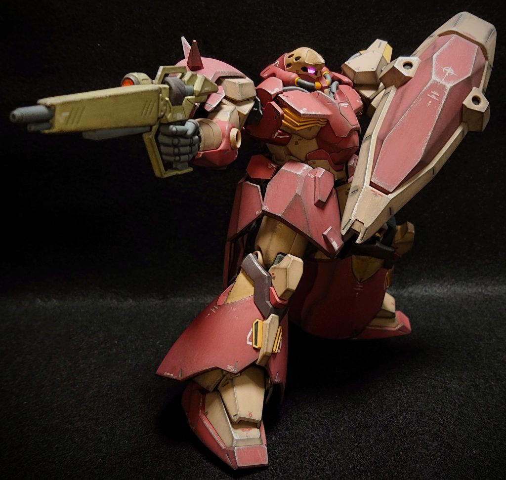 ロングビームライフルとシールドを構えて。