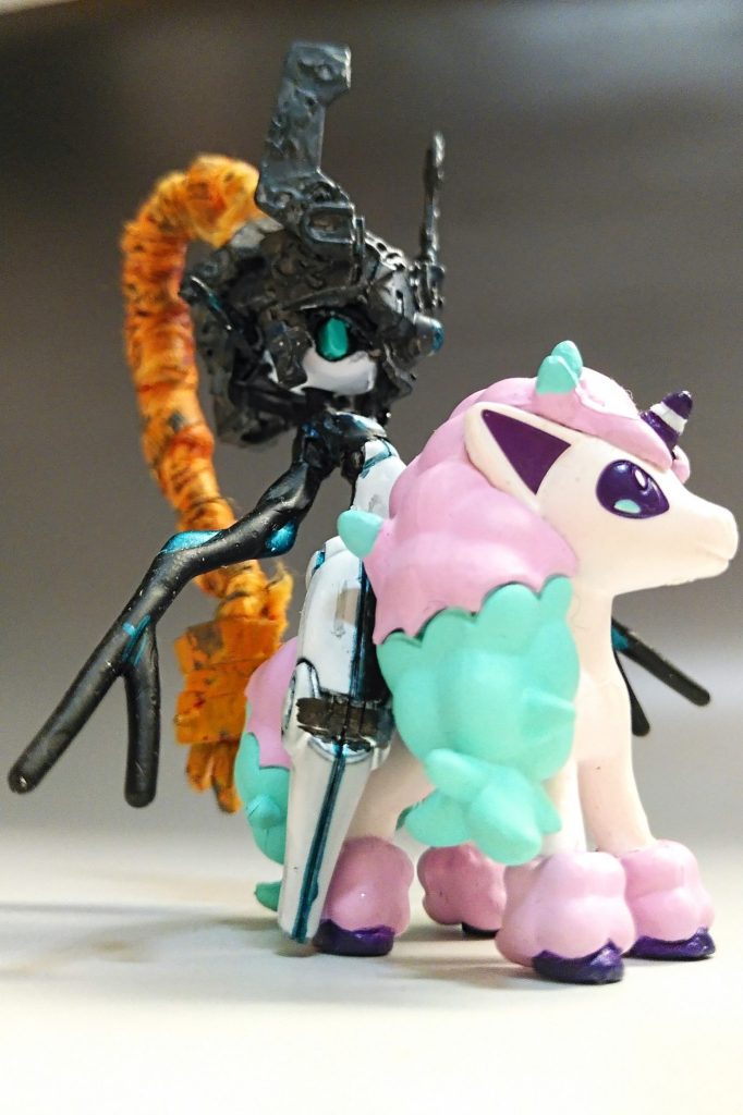 裸ワイヤー針金を付け根に仕込んだので、またがれちゃうよん。クリアパーツで関節折れやすいキットですゆえ。内股にも出来る、必須改造よえ？ウルフリンクつくらないのかって？ガザWL？　ｳｰｰﾝ　ガザLi 《リンク》とガザZe《ゼルダ》まで手は回らぬです...∵∴∵∴で、だ、この子はポニータ.ガラル地方の姿。ユニコーンガンダムもこの配色だとKawaii！！★