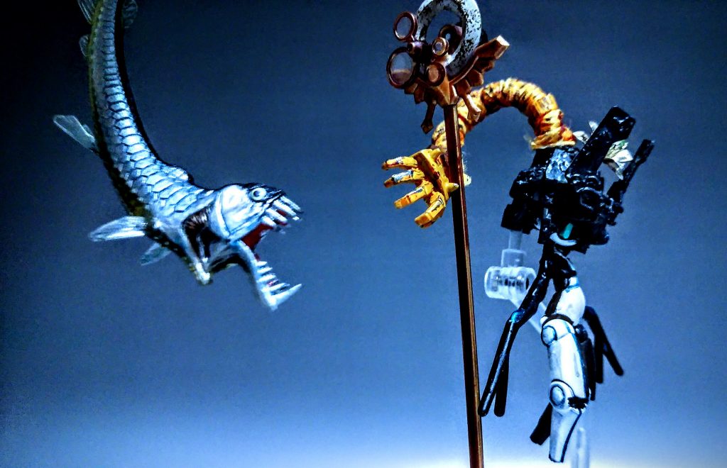 　HGスサノオの恐ろしい平手をみて閃いたので、ちゃちゃっと。 　　ミニプラ　smart daughter eosエオス　漆黒が元キットでごザリマス。箏曲では吉崎克彦の『漆黒い鳥』が好きすきじゃんよ。　スペース☆ダンディーは宇宙のダンディーである。