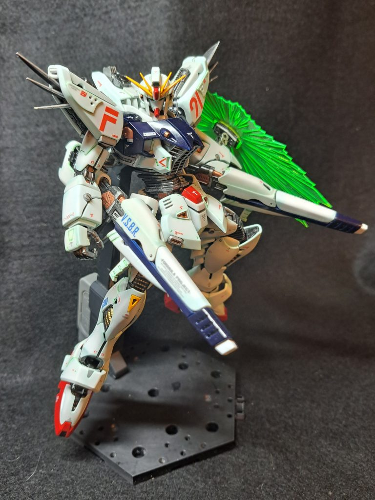 キットの頭部は変形用と固定用の両方を作りましたが、こちらは固定フェイスでオープンタイプのマスク部分をのっぺりさせて小顔矯正しています。