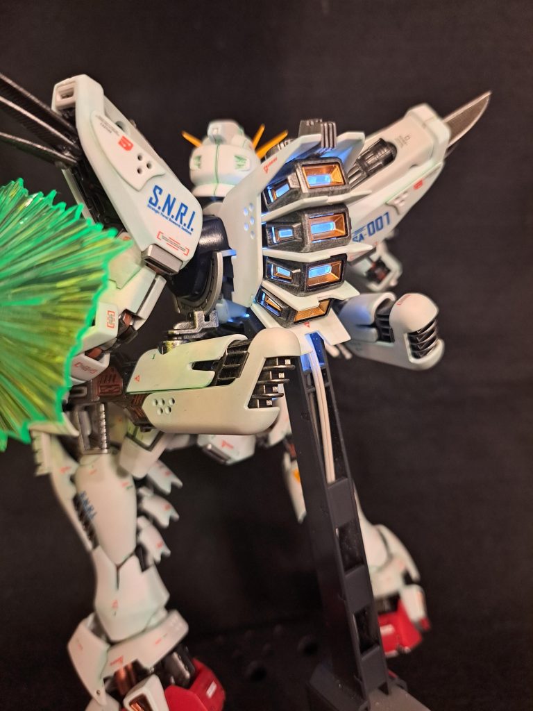 純正のLEDユニットを仕込んでいます。装甲に穴や切り欠き加工をしているのでそこから光が漏れるようにしています。腰の蛇腹はプラ板からのスクラッチで、ここからも光が漏れるようにしています。