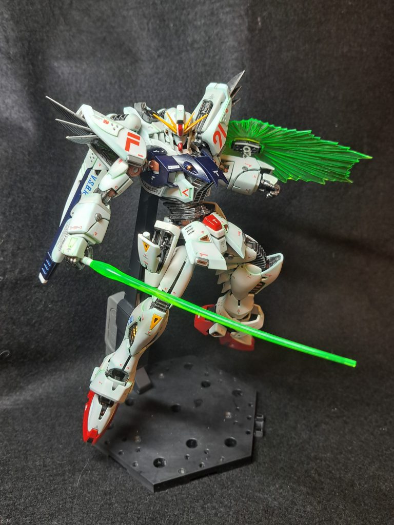 白い装甲は白と灰色9号の2色使い。それに緑のスミイレと緑のパステルシャドウをしました。白い装甲のみ艶消し仕上げです。その他の赤や青は光沢仕上げです。ビームイフェクトはキットのままです。