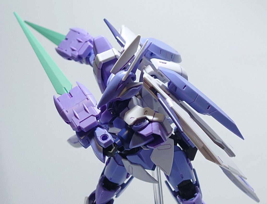 べギルベウのこの武装は外せない。でも握っただけでは保持しきれない。ランナータグでグリップを太らせたけど物足りない。そんなわけで前腕部分を切った貼ったの加工をするハメに……