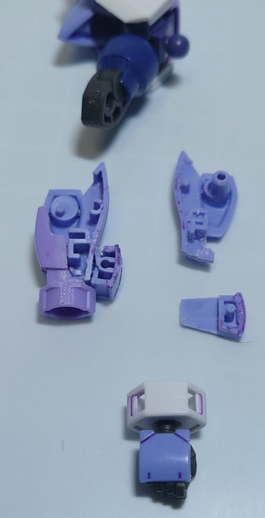 おそらく今回一番面倒なことをした前腕部分。ジークルーネを軸に、べギルベウの前腕をエッチングソー等で必要部分を切り離したり詰めたりて組み込む。これでジークルーネの前腕のハードポイントを維持しつつ、欲しかったべギルベウの武装を搭載可能に。