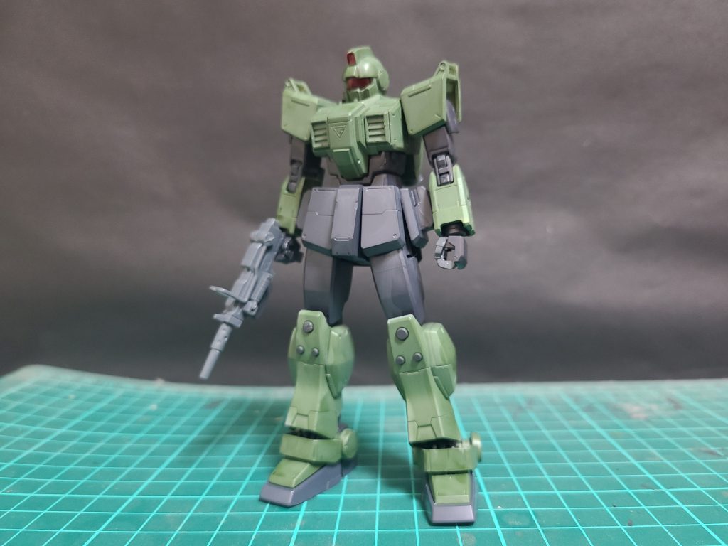 作中の軍事勢力の一つ「地球連邦軍」の主力量産機「ジム」の陸戦仕様。通常のジムとは構造上の共通点はほとんどなく、開発された順番もこちらの方が先ということになっている。陸戦型ガンダムにはRX-78の余剰パーツを組み込んだ設計がなされていたが、それゆえに生産数が限定される事態となっており、本機はその数量不足を補う目的で開発された。装甲のコスト高などから本格的な量産がなされることはなかった。本機は裏経由により数機がビリジアンハウンド隊配備された。基本性能は本来の陸戦型ジムと変わらずカラーリングと武装が変更されている。武装は100mmマシンガン、ハイパーバズーカ、ロケットバズーカ、180mmキャノン砲、ミサイルランチャー、ショートシールド、ラージシールド、ビームサーベルと汎用性の高い携行武器を使用。後から配備されたので数合わせの為に使用された搭乗者は後から入隊したビリジアンハウンドの隊員が乗り込むが残忍性が高く命令をまともに聞かない、そして部隊の隊長であるハウンドαがジムスナイパーカスタムを改装するためオーガスタ研究所に預けてる際に短期間ではあるがだが搭乗した。