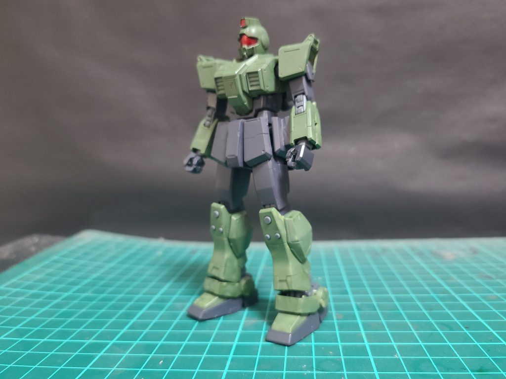 ハウンドα搭乗機は彼の要請により頭部、バックパックが変更されて近接格闘向きの機体に仕上がっている。武装も変更されておりショートナイフを装備している。