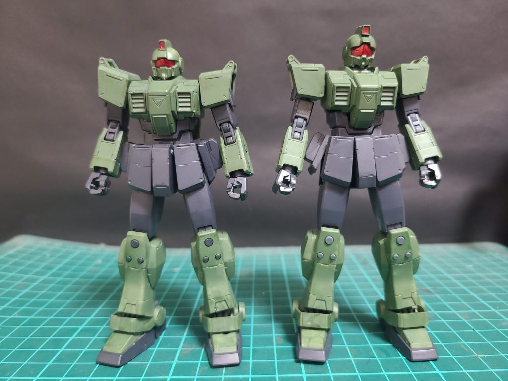 一般機とハウンドα機と比較頭部の形状と見えないけどバックパックが変わってる