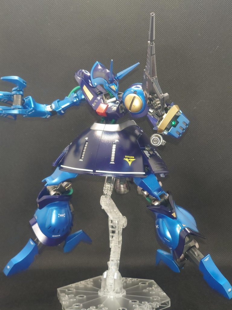 シールドのモノアイの裏に反射シールを入れていますが、奥まったところにあるので、真正面から強めの光を当てないと光りません。