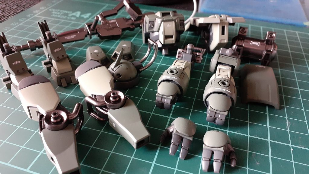 デカールを一通り貼ったところです