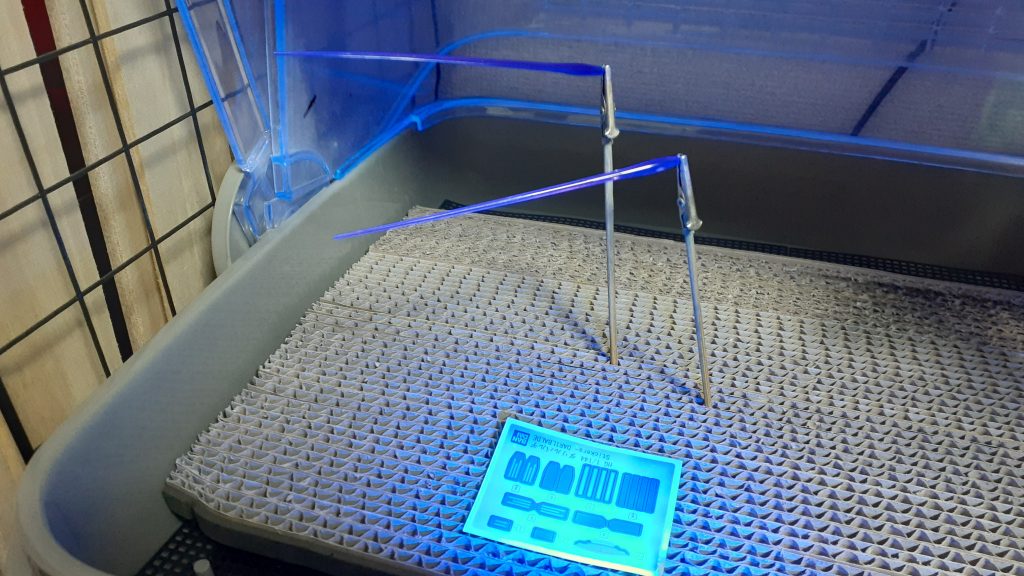 付属シールやサーベルに蛍光クリア吹き付けてブラックライトに反応するようにしています最後に半つや消しを吹いています制作動画もありますので良かったらご覧ください！https://youtu.be/FBVOZPi7hbE