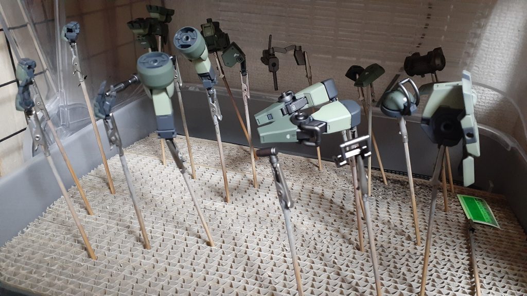 最後につや消しクリア吹きましたシールにはクレオスの蛍光グリーンをおもむろに吹き付けちゃってます