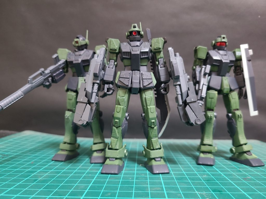 ベースとなったジムと比較、似ている箇所はあるがかなりごつくなっている。