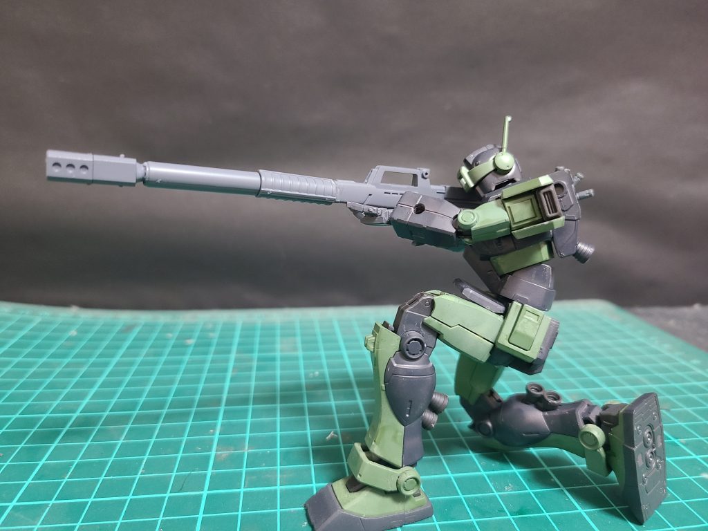 狙撃ライフルを構える