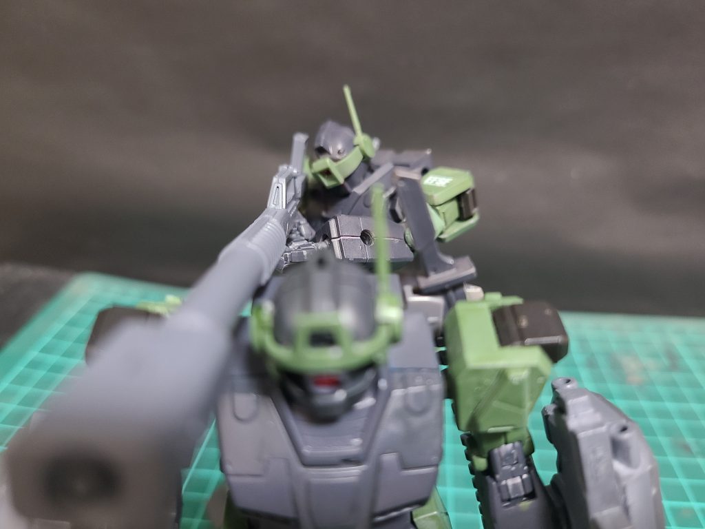 味方の肩を借りて狙撃こともあるハウンドσ「動くなよ照準がブレる…」ハウンドφ「わかってるよ」